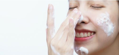 Skincare per pelle giovane e impura: come idratare una pelle a tendenza acneica