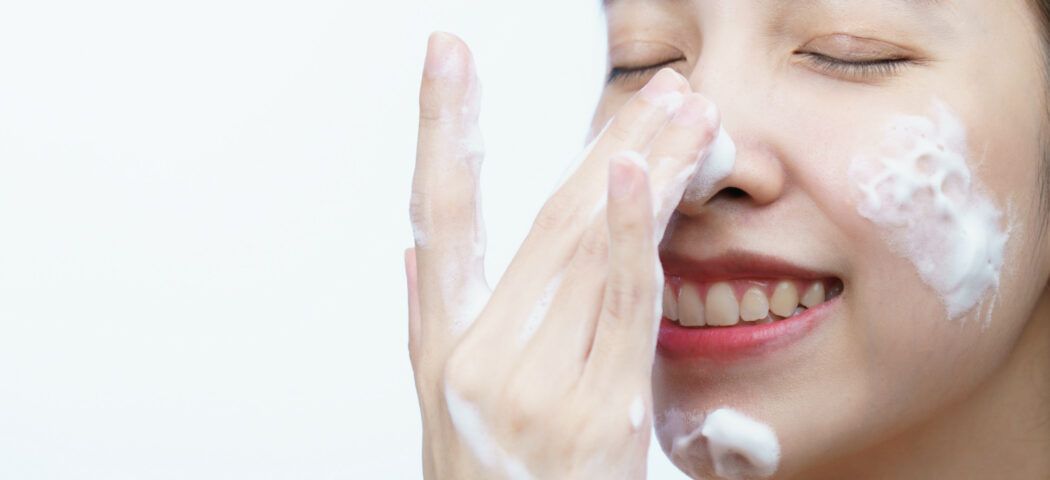 Skincare per pelle giovane e impura: come idratare una pelle a